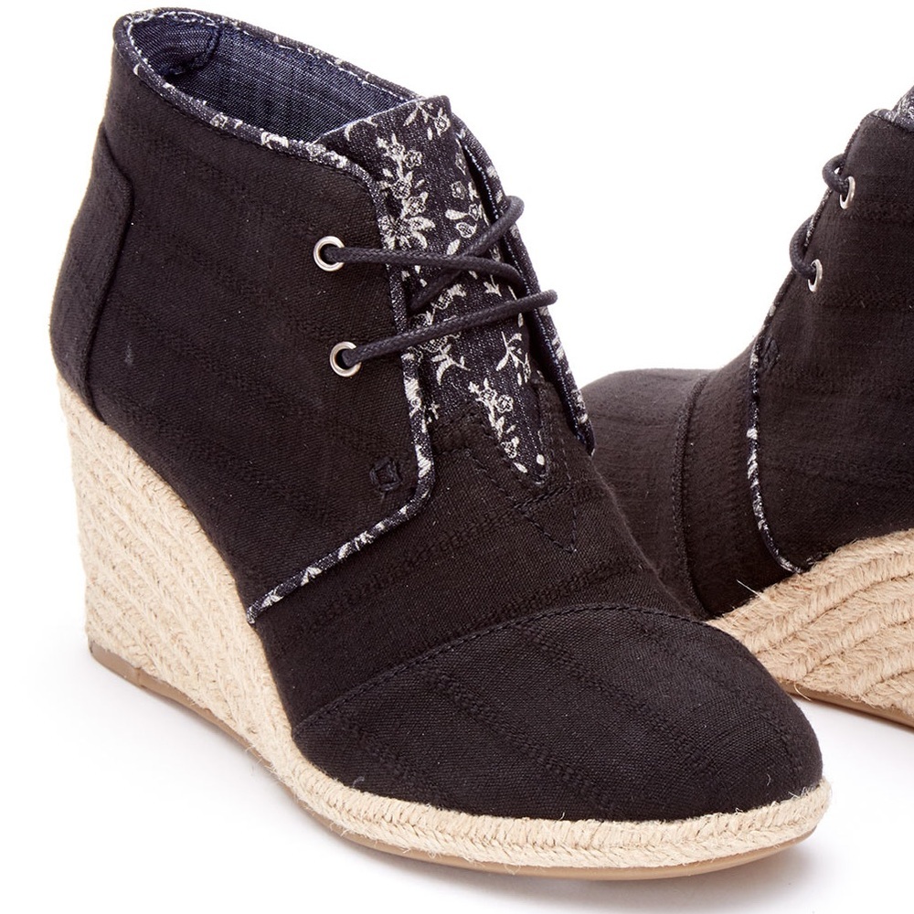 NWOT Never Worn TOMS Linen Wedges